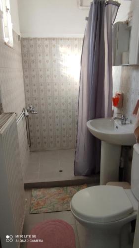 Et badeværelse på Meteora Mansion - Traditional Apt 3BD - Rocks View