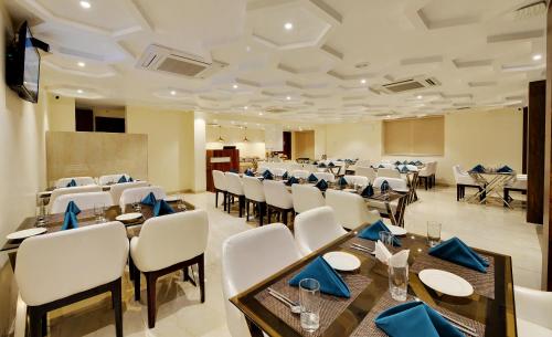 A restaurant or other place to eat at Mastiff Select Gulbarga