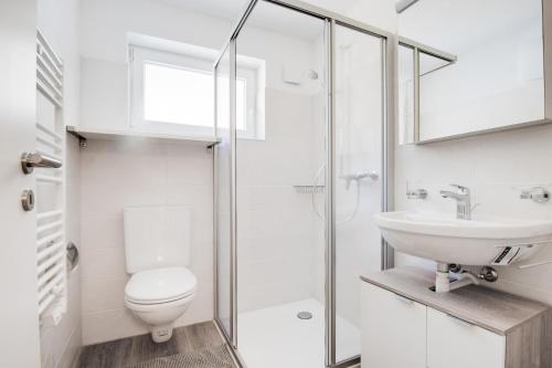 biała łazienka z toaletą i umywalką w obiekcie Bijou w mieście Selma