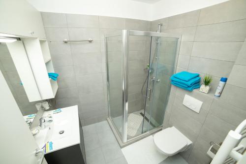 un baño con ducha y WC en Studio 60 By The Beach Mamaia, FREE PARKING Casa del Mar, en Mamaia