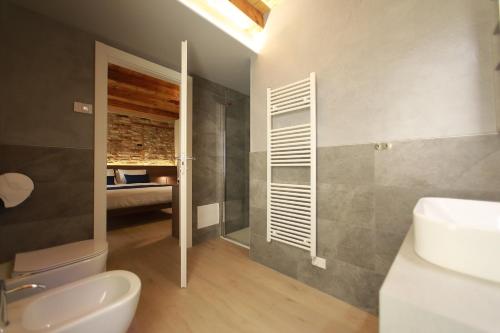 bagno con doccia, lavandino e servizi igienici di La Casa in Paese a Peschiera del Garda