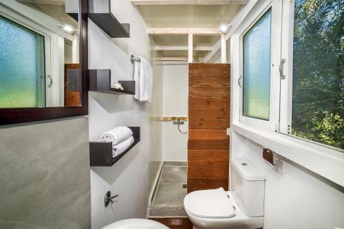 uma casa de banho com um WC e uma janela em FairyTale em Koukounariá