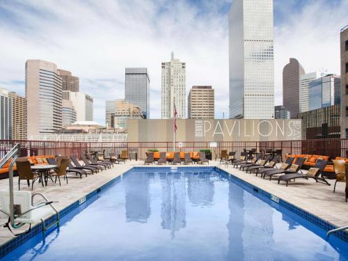 una piscina en la azotea de un edificio con ciudad en Sonesta Denver Downtown, en Denver