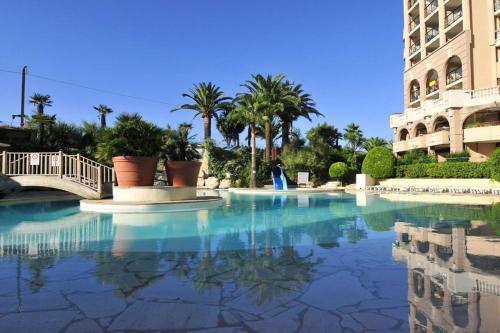 un charco de agua frente a un edificio en Appartamento in riva al mare a Cannes, en Cannes