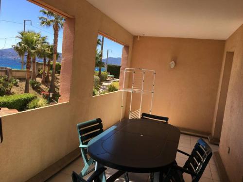 Una mesa y sillas en un balcón con vista al mar. en Appartamento in riva al mare a Cannes, en Cannes