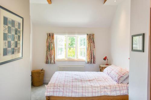 Een bed of bedden in een kamer bij Marlpit Cottage - Norfolk Holiday Properties