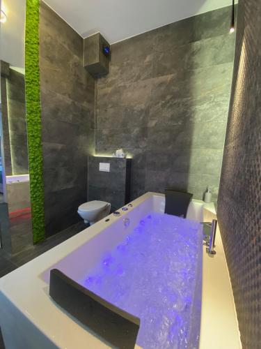 Ένα μπάνιο στο Apartament biały z jacuzzi