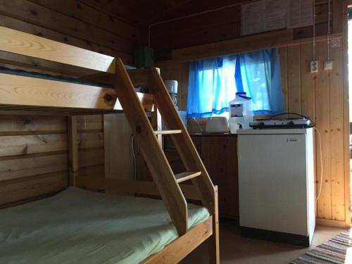 Двухъярусная кровать или двухъярусные кровати в номере Saaramaa Camping