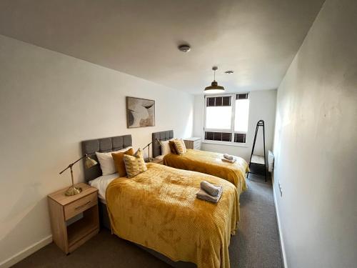 duas camas num pequeno quarto com duas camas em 2 Bedroom, 2 Bathroom Modern Apartment close to Ocean Village, Free parking, Single or Double beds em Southampton