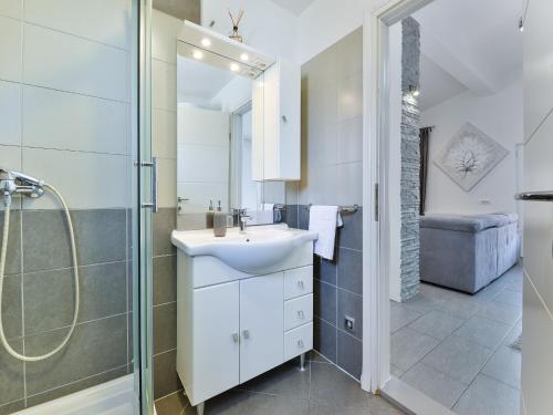 une salle de bain avec lavabo et douche dans l'établissement Holiday home Bianca with pool, à Sveti Petar