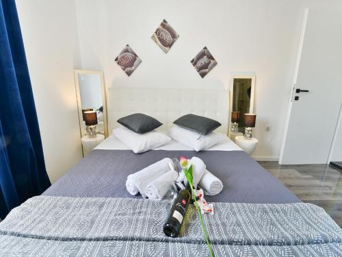 - une chambre dotée d'un lit avec 2 bouteilles et des fleurs dans l'établissement Holiday home Bianca with pool, à Sveti Petar