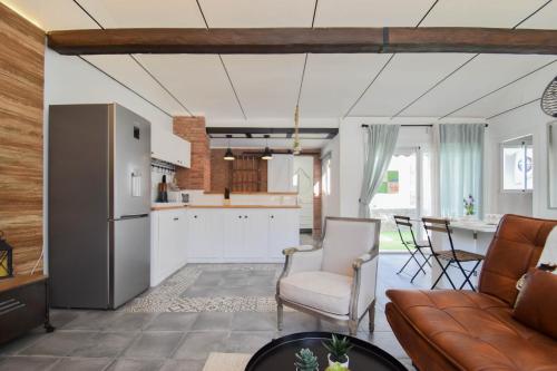 A kitchen or kitchenette at HELOHOME