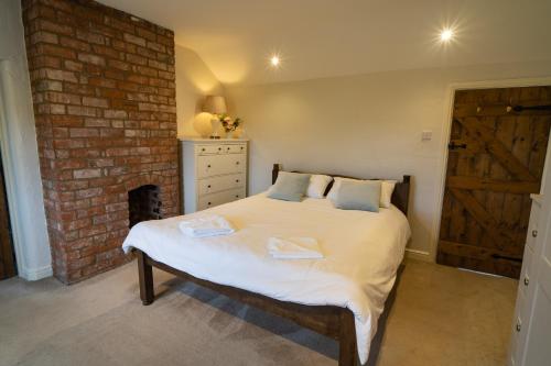 מיטה או מיטות בחדר ב-Welsh Cottage with Hot Tub - Jubilee House