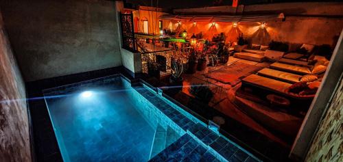 una habitación con vistas panorámicas a la piscina en Riad Nouceiba Marrakech, en Marrakech