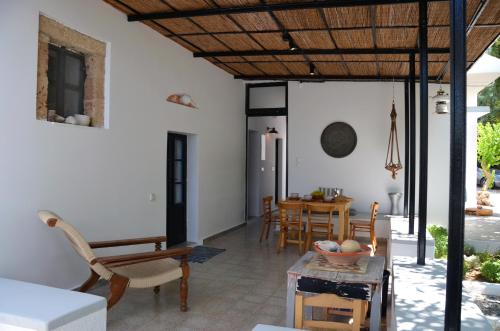 Un lugar para sentarse en Spitaki - House with Garden by the Beach - Pefki