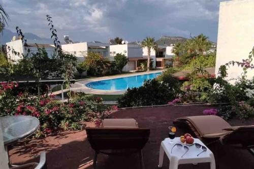 - une vue sur un complexe avec une piscine dans l'établissement A Villa For only 90 day and more days, à Antalya