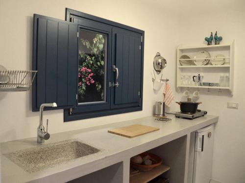 Una cocina o cocineta en Spitaki - House with Garden by the Beach - Pefki