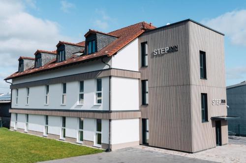 Un edificio con la parola Stephen sul fianco di STEP INN The Fair Hotel a Rosbach vor der Höhe