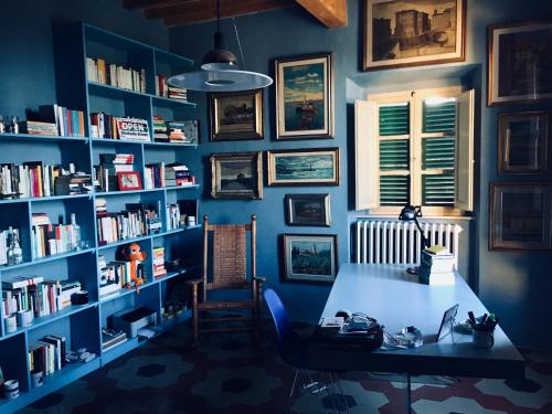 Camera blu con scrivania e libreria. di La Casa Rossa degli Artisti a Casciana Terme