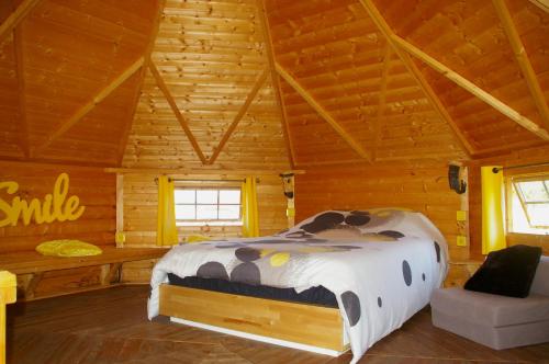 Ліжко або ліжка в номері village privatisé de cabanes insolites d'Ananda Ma