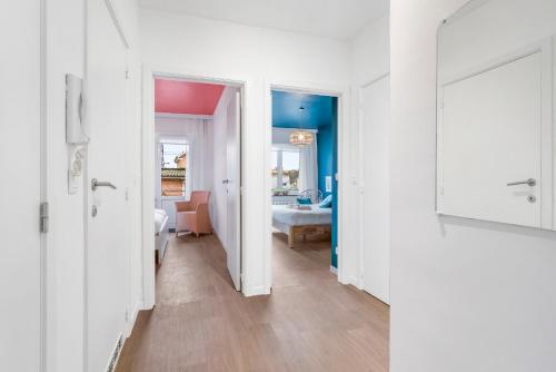 a hallway with a living room and a bedroom at Ruim, rustgevend glv app met warme kleuraccenten in Middelkerke