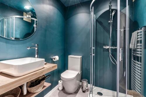 uma casa de banho com um WC, um lavatório e um chuveiro em Ruim, rustgevend glv app met warme kleuraccenten em Middelkerke