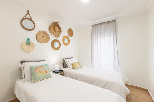 Katil atau katil-katil dalam bilik di Aguda Beach Porto, Slow Travel Houses