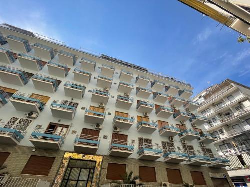 ein großes weißes Gebäude mit Balkonen darauf in der Unterkunft B&B Casa Rubino in Neapel