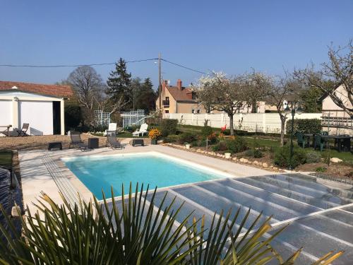 einen Pool im Hinterhof eines Hauses in der Unterkunft Chalet "Belle-Etoile" Touraine Anjou avec piscine in Courcelles-de-Touraine