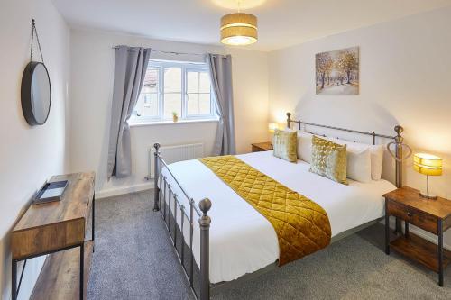 una camera con un grande letto e una finestra di Host & Stay - Redsky House a Whitby