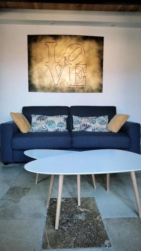 un canapé bleu et une table dans une pièce dans l'établissement Loft au coeur d'Avignon, à Avignon