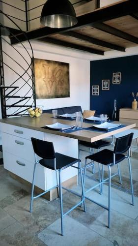 une cuisine avec une table et quatre chaises dans l'établissement Loft au coeur d'Avignon, à Avignon