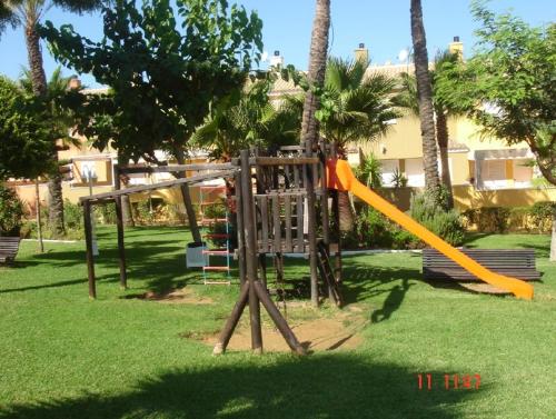 un parco giochi con scivolo di Islantilla Casa Adosada 700 metros de la playa a Islantilla