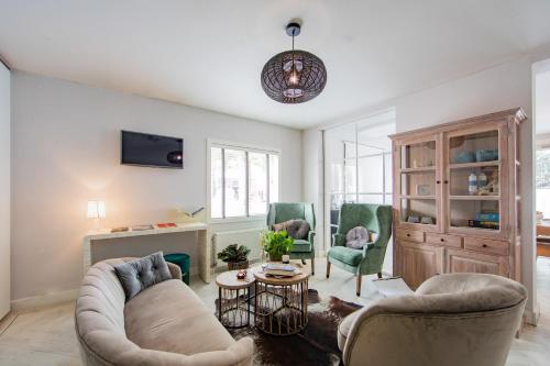 a living room with two couches and a table at Stadsvilla Hotel Mozaic Den Haag in The Hague