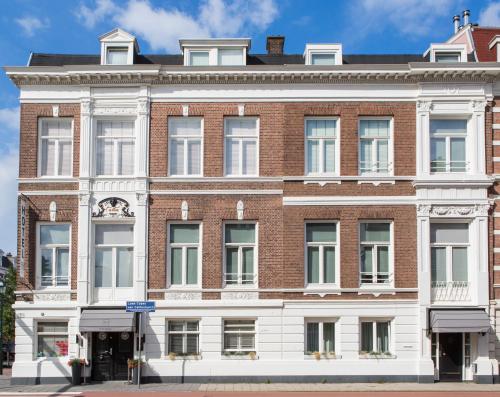 an apartment building on the corner of a street at Stadsvilla Hotel Mozaic Den Haag in The Hague