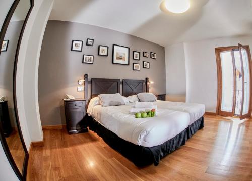 Un dormitorio con una cama grande con fruta. en Hotel Casa Azcona, en Zizur Mayor