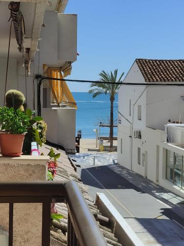 a balcony with a view of the beach at Apartamento L 'Altina a 40 metros de la playa in Alcossebre