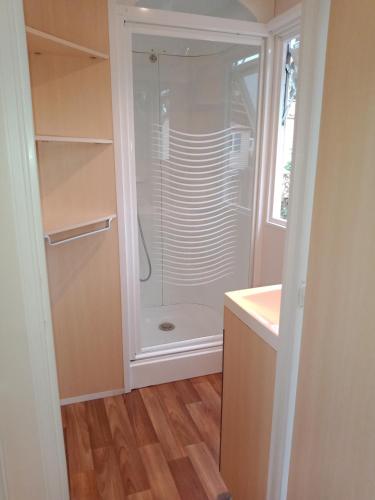 une salle de bain avec douche et lavabo dans l'établissement Camping Coeur de Vendée mobil home 6 personnes, à La Boissière-de-Montaigu