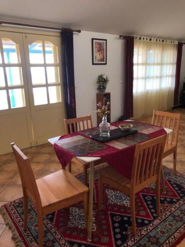 uma sala de jantar com mesa e cadeiras em Couple Getaway with Panoramic Ocean View em Praia