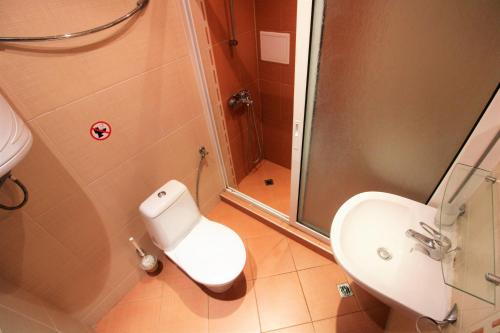 Ένα μπάνιο στο Menada Apolon Apartments