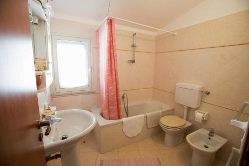 La salle de bains est pourvue d'une baignoire, de toilettes et d'un lavabo. dans l'établissement Belvedere Sant'Ambrogio, à Cefalù