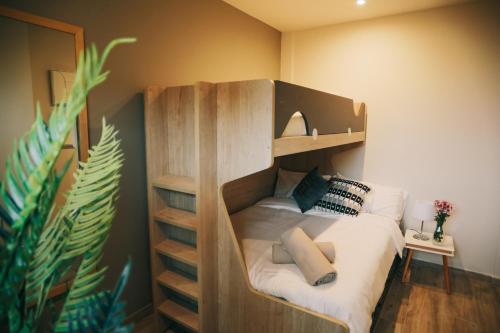 - une chambre avec des lits superposés et un couvre-lit blanc dans l'établissement RCE Apartments Calella, brand new next to the beach., à Calella