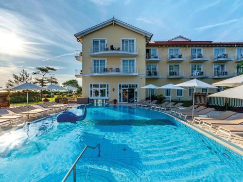 Swimming pool sa o malapit sa Travel Charme Ostseehotel Kühlungsborn