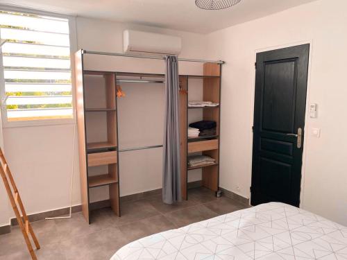 a bedroom with a bunk bed and a closet at Villa élégante Les Abymes, piscine in Baimbridge