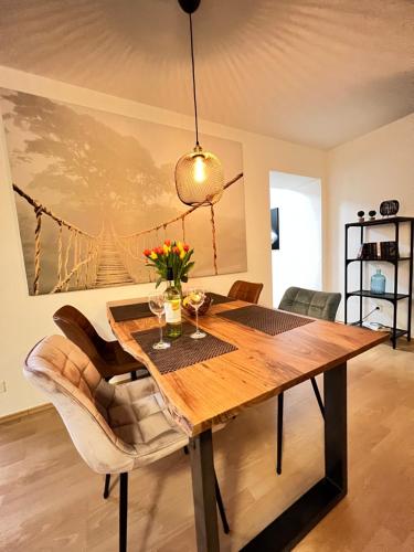 a dining room with a wooden table and chairs at Wohnen im alten Amtsgericht im Herzen von Xanten in Xanten
