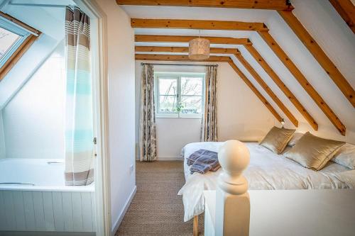 AldebyにあるDreamy Suffolk Country Cottage Escapeのベッドルーム(ベッド付)1室(屋根裏部屋)