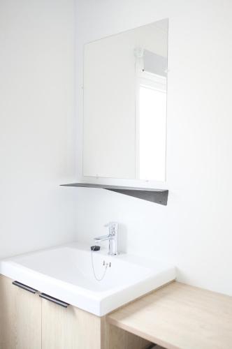 - un évier blanc dans la cuisine avec une fenêtre dans l'établissement Mobil Home XXL 4 chambres - Camping Le Brabois, à Villers-lès-Nancy
