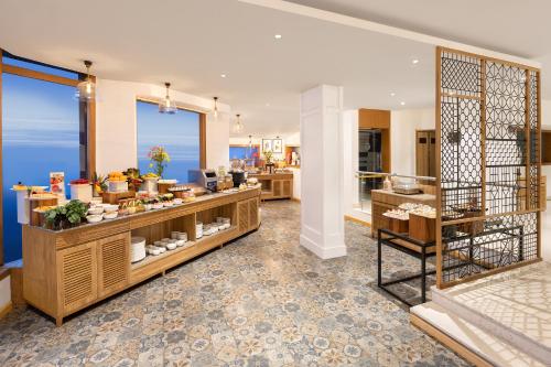 Un lugar para sentarse en Fortune Resort Grace, Mussoorie - Member ITC Hotels' Group