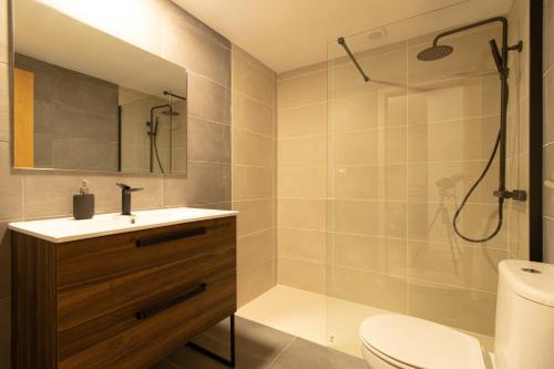 a bathroom with a shower and a sink and a toilet at Vista Roses Mar - Apartamento con piscina II in Roses