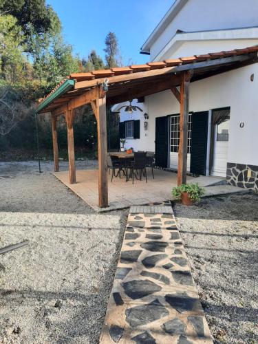 eine hölzerne Pergola mit einem Tisch und einer Terrasse in der Unterkunft Casa-Estaro in Anceriz